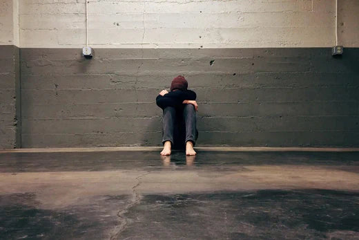a_woman_having_an_anxiety_attack_leaning_on_a_wall