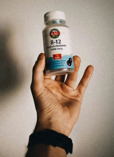 Symptoms of vitamin B12 deficiency illustrated with medical icons.